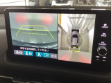 バックギアに入れますとご覧のような画像に自動的に切り替わります。車庫入れ時に役立ちます。