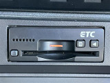 【ETC】有料道路を利用する際に料金所で停止することなく通過できる、ETC車載器(ノンストップ自動料金収受システム機器)が装備されています。セットアップを行うことで利用可能になります。