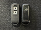 【スマートキー】持っているだけでエンジン始動や、ドアロックの開閉まで可能な便利なスマートキーを装備しています。イモビライザーでセキュリティー対策もOKです!
