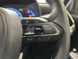 【ステアリングスイッチ】運転中に視線を前に向けたまま画面の操作できます。