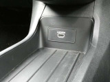 二段式のセンターコンソールの下段にはHDMIポートを備えておりますので、車内で様々なソースをお楽しみ頂けます♪