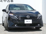 アダプティブLEDヘッドライト。フロントカメラで前方の状況を検知し対向車や先行車に眩しい思いをさせることなく必要なところだけを遠くまで照射します。