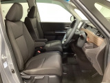 女性でも運転がしやすいように、シートの高さ調整機能(シートリフター)がついています。運転席と助手席の間が空いている為、助手席側への移動がスムーズです。交通量の多い道でも助手席側から乗り降りができます。