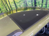 【ガラスルーフ】ガラスルーフ搭載で車内の解放感が一気にアップ!開放的なドライブをお楽しみいただけます。