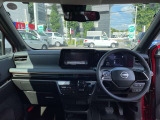 シンプルな運転席回りで操作も楽です