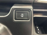 片側パワースライドドア付きだから、狭い駐車スペースなどでの 乗り降りラクラク! 小さなお子さまのいるご家庭にも嬉しい装備ですね。
