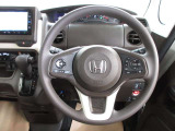 運転が楽しくなる明るく開放的な運転席まわりです。