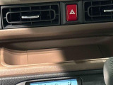 手の届くところにスマートフォンが置けるインパネセンタートレイ