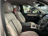運転席の画像です。足元やシートまわりに余裕があり、リラックスした姿勢で運転が可能です。視界も良好で操作系へのアクセスもしやすく、快適で安心感のあるドライブをサポートします。