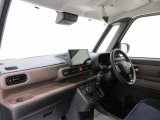 ダイハツのお店では、ダイハツ車を知り尽くしたプロフェッショナルが、専用の診断機器を使って各システムを点検しております。