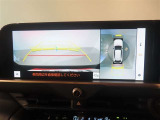 バック時の運転をサポートするバックガイドモニター&パノラミックビューモニター付き