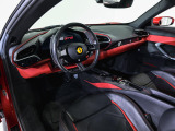 フェラーリのロードカーとして初めて採用された120度V角のV6エンジンは、モーターとの組み合わせによりシステム総合で830cvの出力を発揮します。