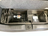 スペア-タイヤが無い為、パンクをした時に必要なコンプレッサ-(電源ソケットに差し込むだけで簡単に空気を入れられます)とパンク修理剤が付いています。