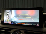 パノラミックビューモニター。車両を上から見たような映像を表示。運転席から目視しにくい車両周囲の状況をリアルタイムで確認できます。