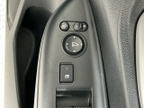 狭い駐車場で便利な電動格納ドアミラーが付いています。