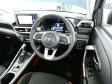 【運転席まわり】・・・ハンドルやシートなども隅々までクリーニング済み。キレイな車内でドライブがより一層快適にお楽しみいただけると思います。