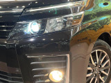 【LEDヘッドライト】悪天候や夜間走行時も良好な視界を確保し安心して運転できる高輝度LEDヘッドライトを装備!点灯速度が早く、消費電力も抑えられています。