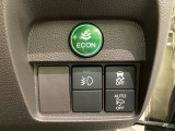 VSA装備車です。VSAはドライバーの操作と車の動きを見守っています。もし車の挙動が乱れたとき、4輪別々にブレーキをかけたり、エンジンパワーをしぼることによって車を安定させます。