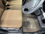 運転席シート足元です。