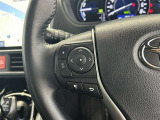 運転中、オーディオの操作をしてて、ハッとしたことはありませんか?ステアリングスイッチは、運転中でもハンドルでオーディオの操作が可能です。安全なドライブをサポートします。