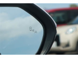 隣車線を走る車両をレーダーで検知し、ドアミラーでは確認しにくい後側方エリアに存在する車両に加え、急接近してくる車両も検知します。車両を検知するとドアミラーに搭載されたLEDインジケーターが点灯します。