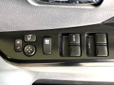 【電動格納ミラー】サイドミラーは電動格納式となっており、狭い駐車場でもキズがつくリスクを抑えられます。