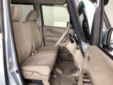 フロントシートはベンチシートです。ベンチシ―トは運転席と助手席の移動もスムーズ。狭い駐車場での乗り降りに便利です。