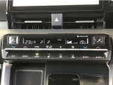 左右独立で温度調節ができるオートエアコンを装着しておりますので、運転者も同乗者もドライブを快適に楽しめます!