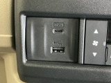 USB入力端子ついてます。USBメモリを接続して音楽ファイル、画像ファイル、動画ファイルなどをナビ画面で楽しめます ※一部のディスプレイオーディオ、CDチューナーの場合は音楽ファイルのみとなります