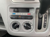 マニアルエアコン搭載車です。風量や温度を自分のお好みで調整可能です