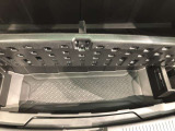 リヤボードの下には大容量の収納スペースが隠れてます。普段使わない物を収納すれば、室内はスッキリと!必要な時にはサッと取り出して使うことができる、便利なスペースです。
