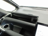 室内に小物を入れる収納スペースがあれば車内が片付きますね☆