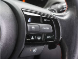 【アダプティブクルーズコントロール】ステアリングのスイッチを操作するとミリ波レーダーで先行車との距離を測定。設定を適切に保ちながら加速・減速、さらに停止まで自動に追従します。