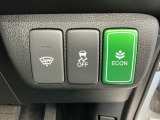 フロントガラスの下端を暖めワイパーブレードラバーの損傷を防ぐFガラス熱線スイッチ、車がカーブの外側へ膨らんだり内側へ巻き込む挙動を防止する横滑り防止装置、燃費の向上に有効なECONスイッチ付きです!
