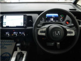 運転にかかわる様々な操作を安全に行えるように視点移動が少なく、操作性に配慮されたスイッチ類が凝縮されたコクピットです。