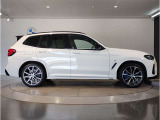 【BMWの伝統-3】BMWのお車は、&ldquo;駆け抜ける歓び&rdquo;を体現しております。走行の安定性とコーナリングの良さを追求し、思い通りにハンドルの操作可能です。