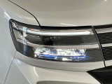 【LEDヘッドライト】現代の主流のライト。明るい光が瞬時に立ち上がり、必要な場所を均一に照らします。寿命も長く省エネで、スタイリッシュなデザインです♪