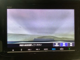 【バックカメラ】運転が苦手な方も車庫入れラクラクです!ギアをリバースに入れれば自動的に切り換わりますので、面倒な操作は不要です♪狭い駐車場もお車を傷つけず安心ですね!