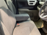 アームレストは、運転中の腕をしっかりと支えることで、疲労を大きく軽減してくれます。