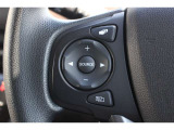 ハンドル左部分でオーディオ操作が可能。そのため、運転中でも目線をずらさずに安全運転♪スマートフォンを接続してハンズフリー通話も可能です。