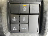 【スマートアシスト】走行中に前方の車両等を認識し、衝突しそうな時は警報とブレーキで衝突回避と被害軽減をアシスト。より安全にドライブをお楽しみいただけます。