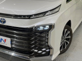 【LEDヘッドライト】悪天候や夜間走行時も良好な視界を確保し安心して運転できる高輝度LEDヘッドライトを装備!点灯速度が早く、消費電力も抑えられています。