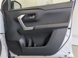運転席ドア内張はご覧の通りです。ドアポケットの収納もバッチリです。