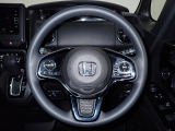 ハンドル左側にはオーディオ操作が出来るオーディオリモートコントロールスイッチ、右側にはHonda SENSINGとオートクルーズコントロールのスイッチを装備!