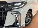 【LEDヘッドライト】悪天候や夜間走行時も良好な視界を確保し安心して運転できる高輝度LEDヘッドライトを装備!点灯速度が早く、消費電力も抑えられています。