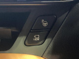 【リモート機能つきアドバンストパーク】専用スマートフォンアプリの使用で、車外から遠隔駐車・出庫が可能な先進機能。広い場所で乗り降りしたい時に便利です♪