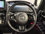 ハンドルにHondaセンシング系のクルーズコントロールやレーンキープアシストなどのスイッチと、オーディオの操作スイッチが装備されています。ハンドルから手を離さず安全に操作できます。