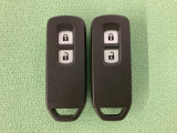 スマートキーを装備しています。鍵を差し込むことなくドアロックの開け閉めと、スタートボタン操作でのエンジンスタートができます。スペアキーも同じものを用意しております。
