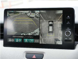 【マルチビューカメラシステム】車両の前後と左右のドアミラーに搭載した計4台のカメラで映します。前方左右を幅広く見渡す視界や、自車を上空から見下ろしたような視界など、合計8種類のビューを設定。