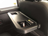 シートの後ろには簡易テーブルが付います。便利ですよ。